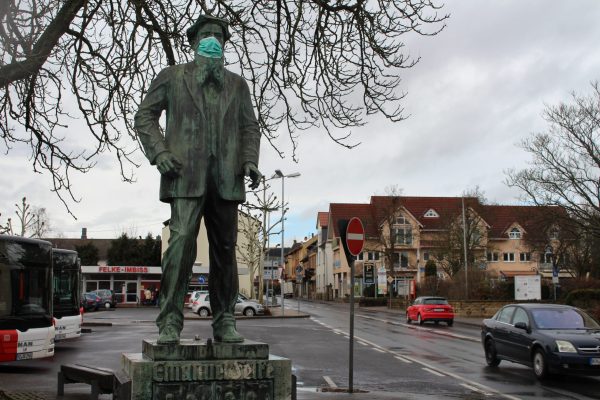Felke Statue mit Mundschutz. Foto: Simone Mager