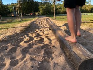 Balanceakt am Barfußpfad. Foto: Simone Mager