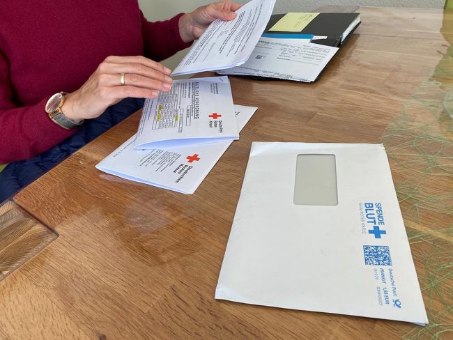 2020-10-26 Stammzellspenderin klein Anonyme Stammzellspenderin mit DKMS Unterlagen. Foto: Simone Mager