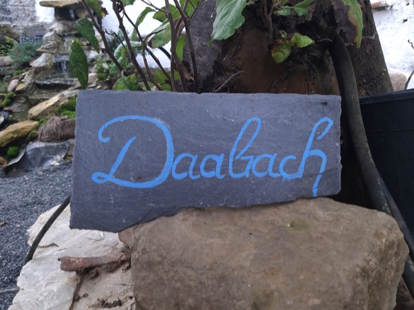 Daabach - Daubach, Ortsname auf Schiefertafel. Foto: Daniela Kollèny