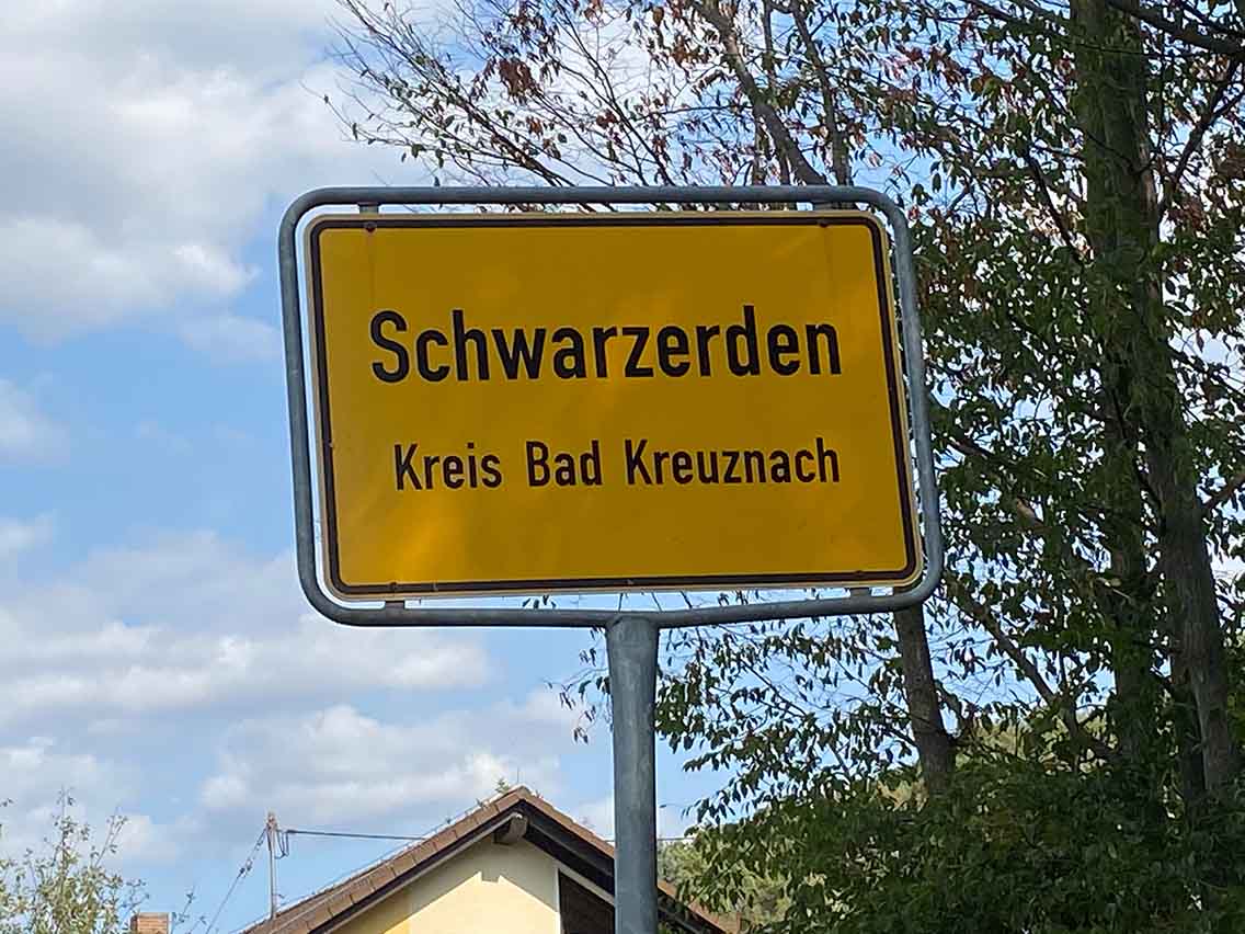 Schwarzerden 03-kl Ortsschild Schwarzerden. Foto: Simone Mager