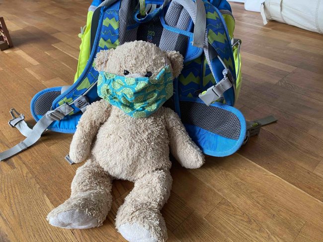 Teddy mit Maske. Foto: Simone Mager