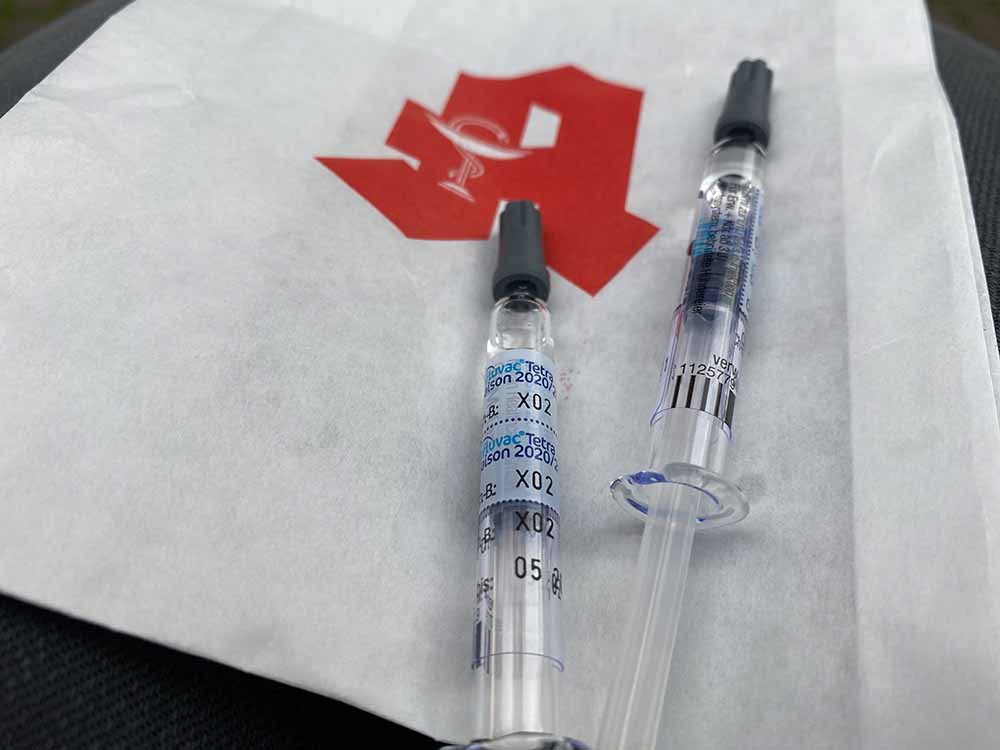 Impfung Spritzen auf Apothekentüte