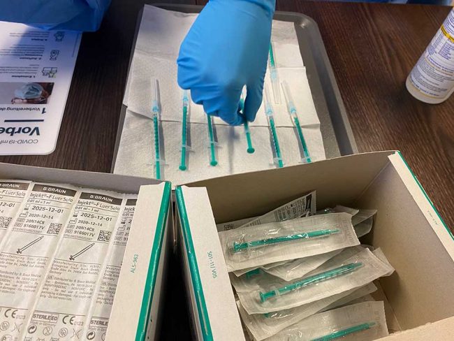 Aufbereiteter Impfstoff. Foto: Simone Mager