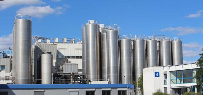 Silos der Polymer Holding. Foto: Simone Mager