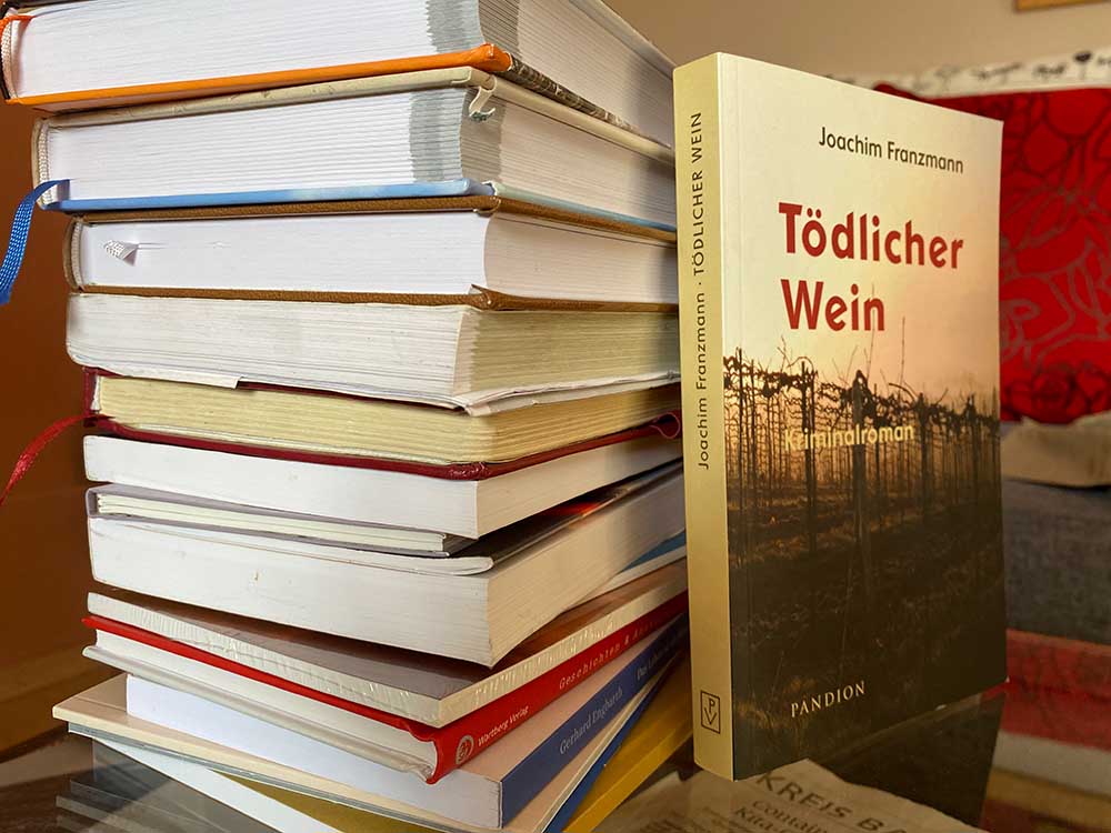 Bücherstapel. Foto: Simone Mager