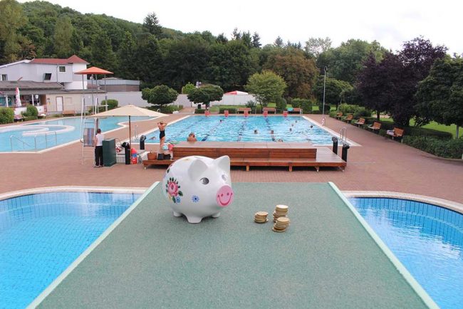 Kostenfaktor Schwimmbad. Foto: Simone Mager