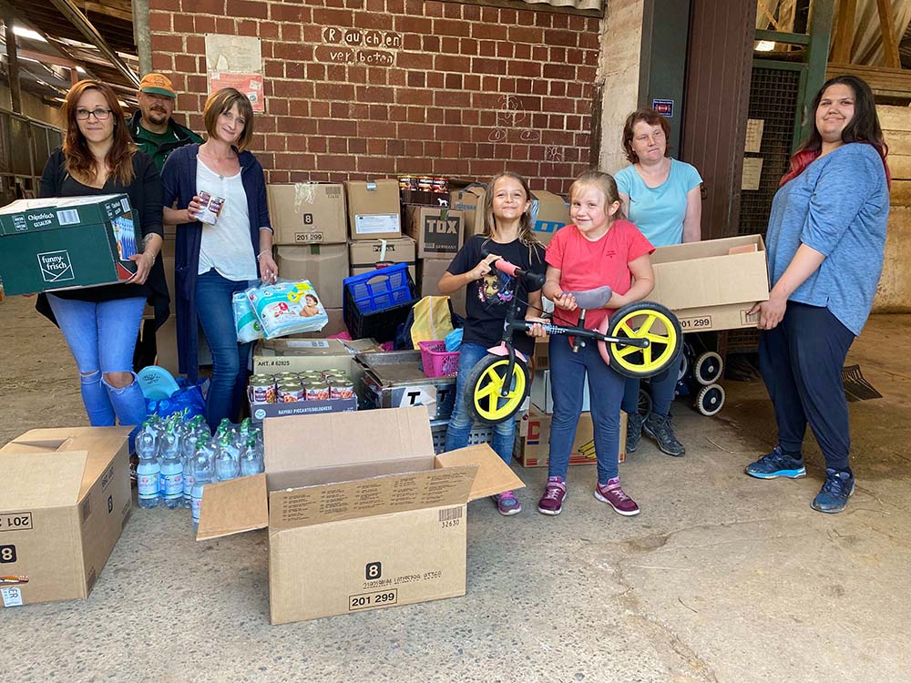 Hilfsaktion an der Reitanlage für Flutopfer. Foto: Simone Mager