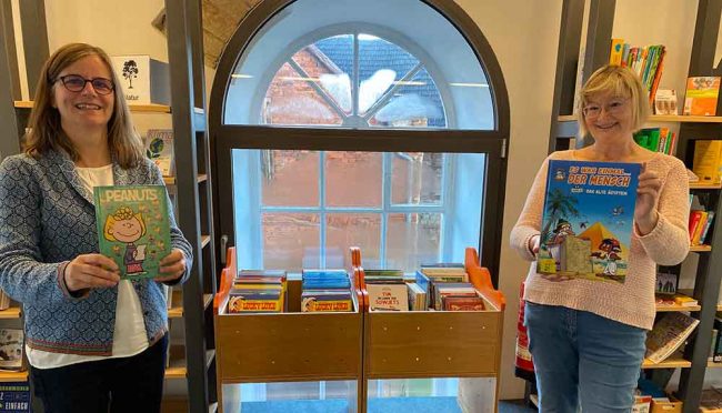 Freuen sich über die neuen Bücher: Claudia Engelmann und Elke Zedlitz. Foto: Simone Mager