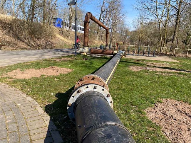 Oberirdische Rohre am Barfußpfad. Foto: Simone Mager
