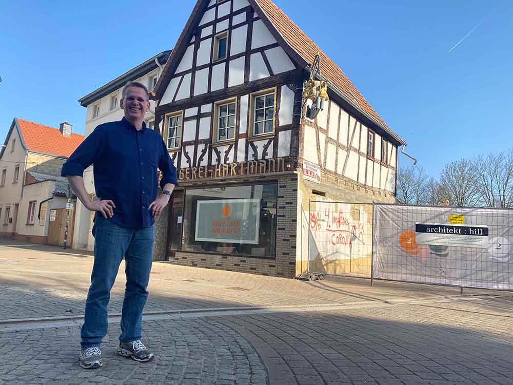 Bernd Krziscik vor der Baustelle des Q1710. Foto: Simone Mageråc