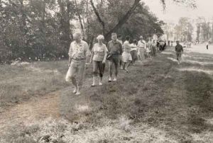 Barfüßiger Lindwurm zur Barfußpfaderöffnung 1992. Foto: KTI Bad Sobernheim.