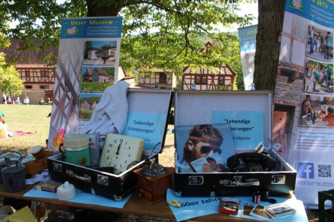Erinnerungsgegenstände im Freilichtmuseum. Foto: Simone Mager