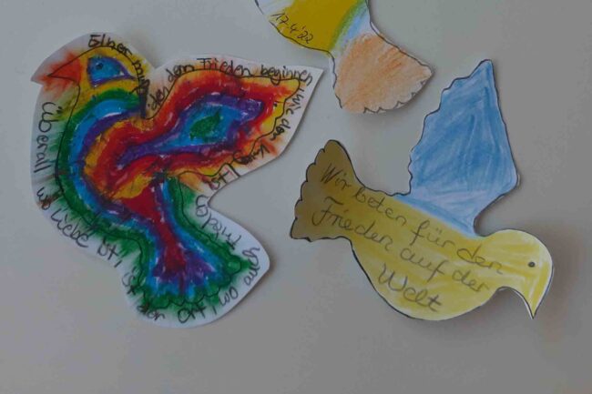 Gemalte Friedentauben. Foto: Diakone