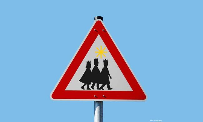 Sternsinger auf Straßenschild. Foto: manfredxy/Kindermissionswerk