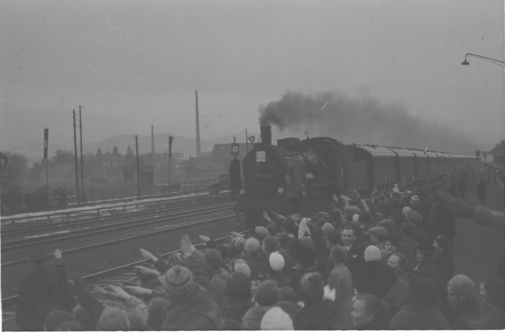 Der Zug aus dem Saarland fährt ein. Foto: Foto: LHA KO/Otto Conrad.