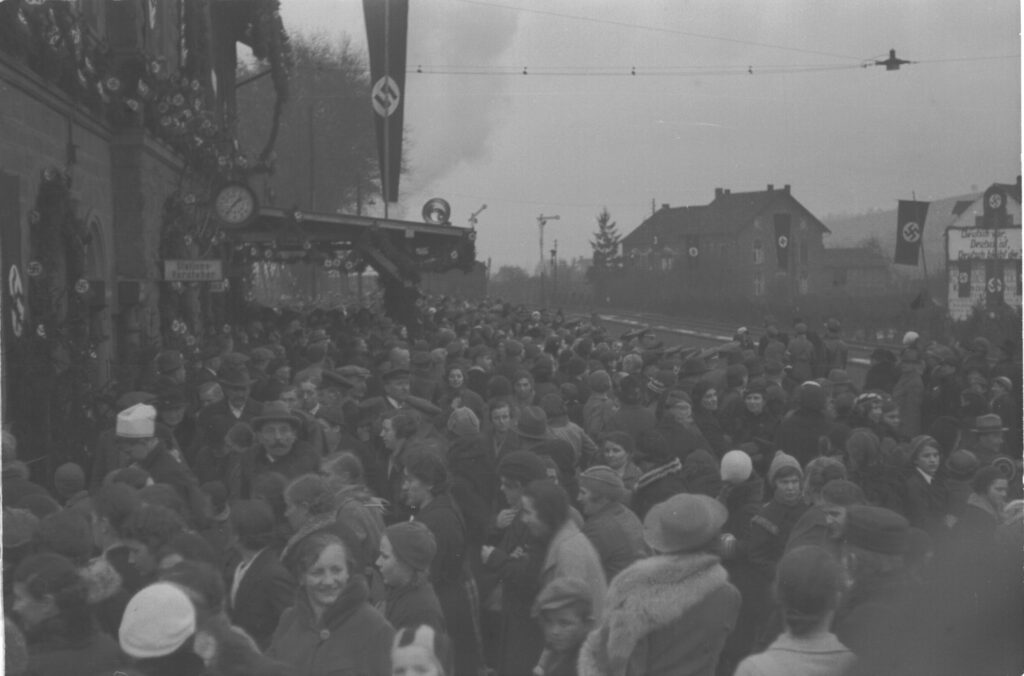 Wartende am Sobernheimer Bahnhof 1935. Foto: LHA KO/Otto Conrad.