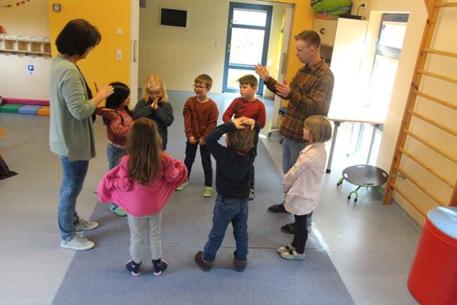 Erzieher in Kita Leinenborn. Foto: Simone Mager