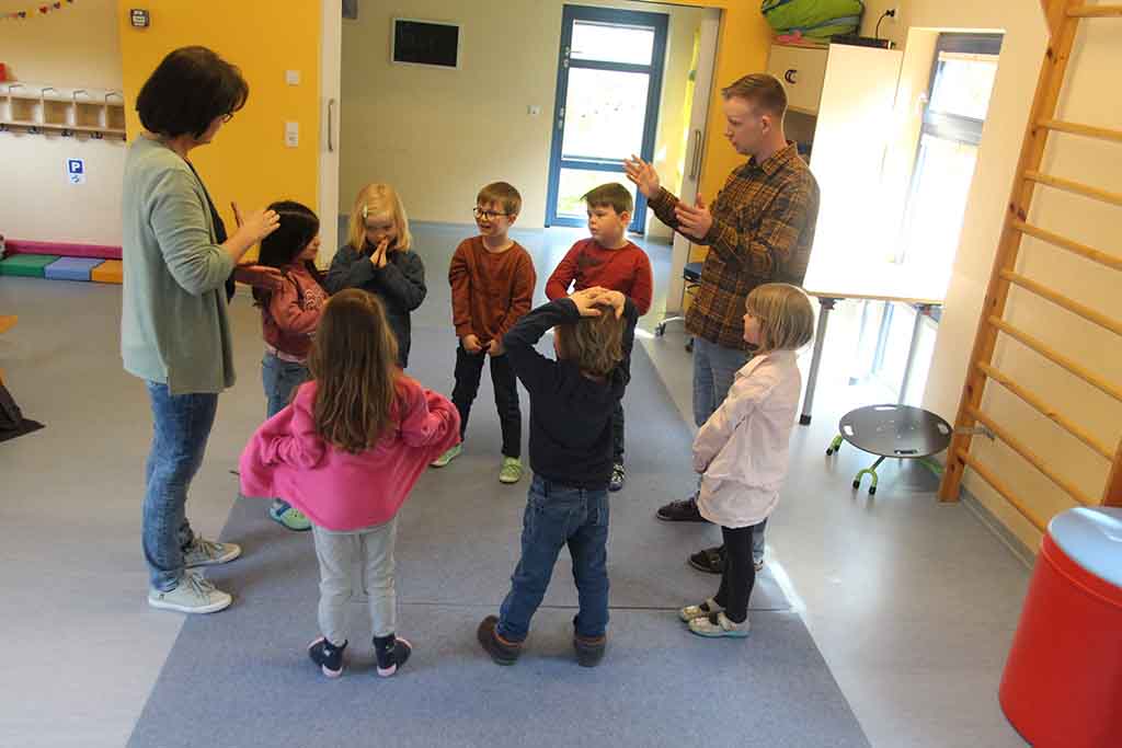 Erzieher in Kita Leinenborn. Foto: Simone Mager