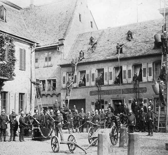 Übung der neu gegründeten Wehr am Marktplatz 1884. Foto: Archiv Stadt Bad Sobernheim