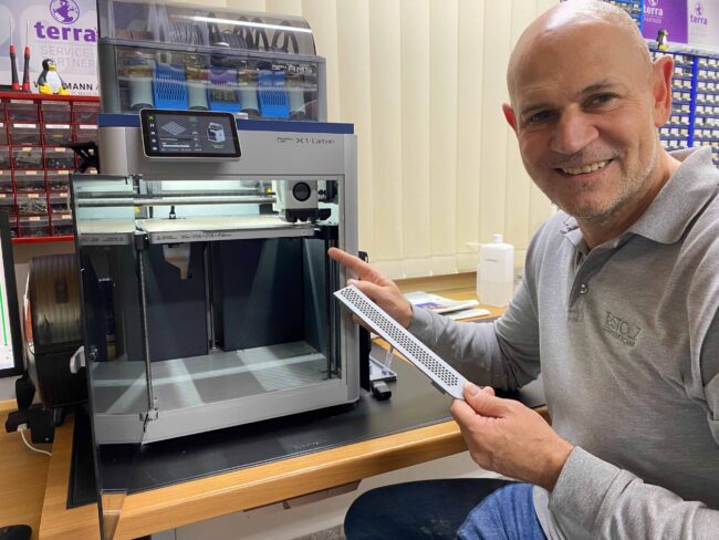 Helge Stolz von Stolz Computertechnik vor 3D Drucker. Foto: Simone Mager