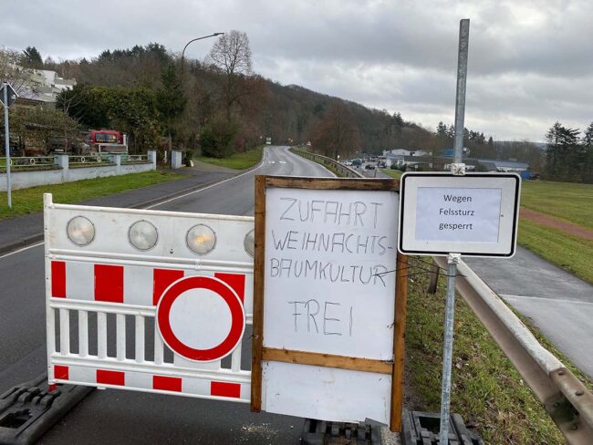 Straßensperrung wegen Felssturz. Foto: Simone Mager