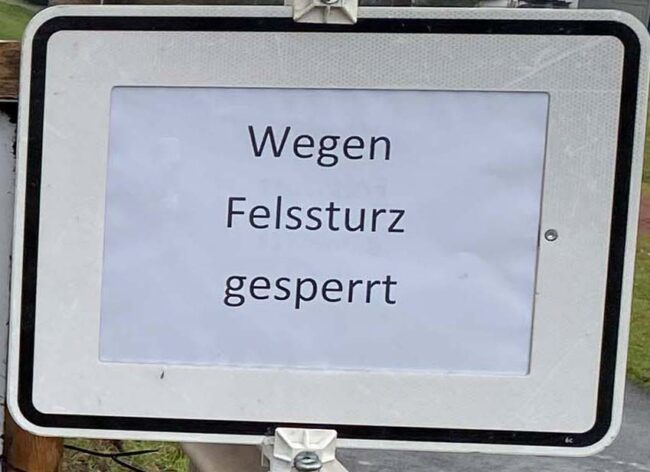 Foto von Schild Felssturz. Foto: Simone Mager