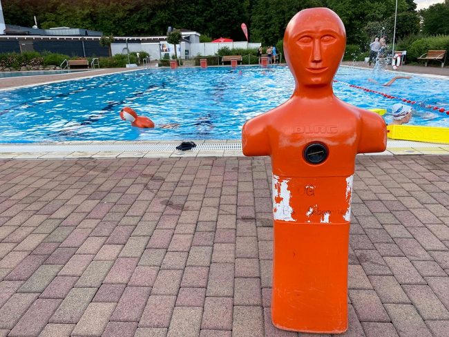 Rettungspuppe im Freibad Bad Sobernheim. Foto: Simone Mager