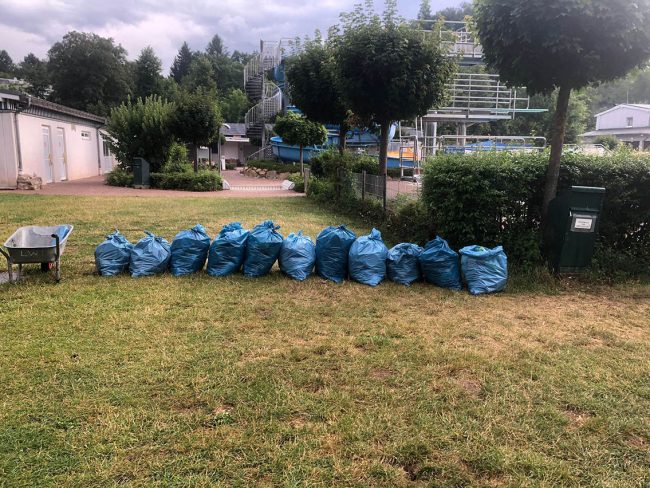 Volle Mülltüten im Freibad Am Rosenberg. Foto: VG Nahe-Glan