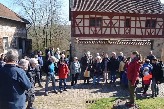 Museumsleiterin Hirsch im Hunsrückdorf vor ihren Zuhörern. Foto: Armin Seibert