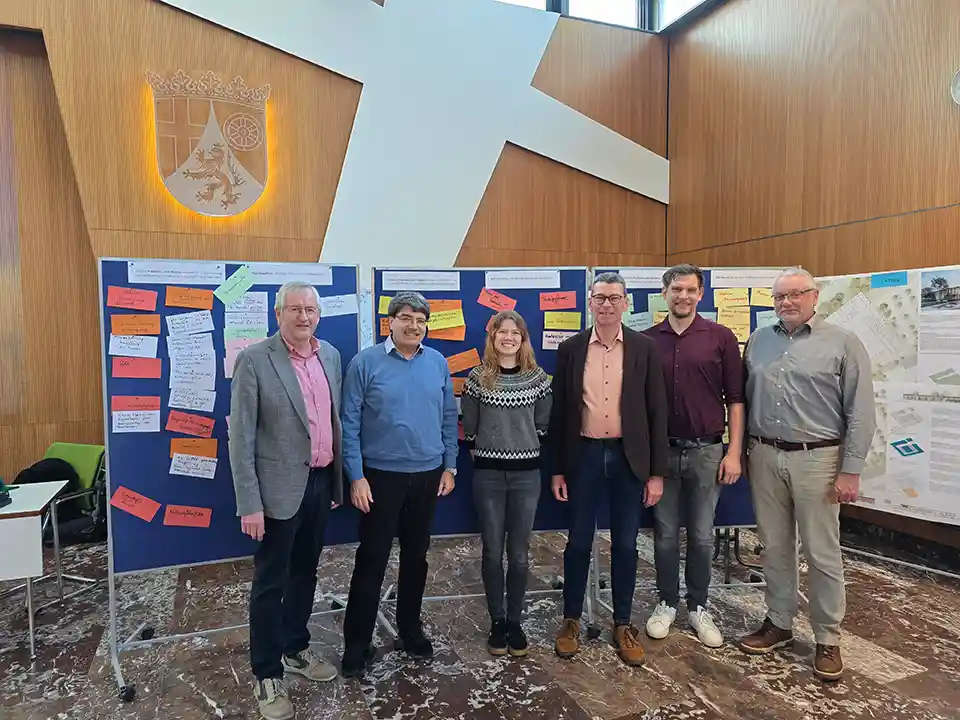 Rainer Lauf und Norbert Weißmann vom Regionalbündnis, Projektmanagerin Jenny Eckes, Eckard Jedicke und Jörn Schultheiß von der Hochschule Geisenheim und Marco Rohr vom Naturpark. Foto: Regionalbündnis