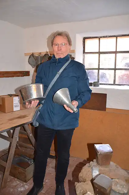 Ehrenamtlicher Spengler Dieter Arnold. Foto: Armin Seibert