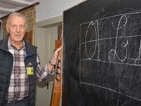 Joachim Fritsch (84) an einer Tafel. Foto: Armin Seiberg