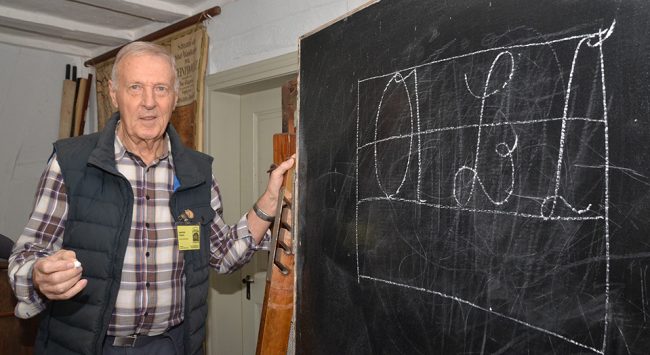 Joachim Fritsch (84) an einer Tafel. Foto: Armin Seiberg