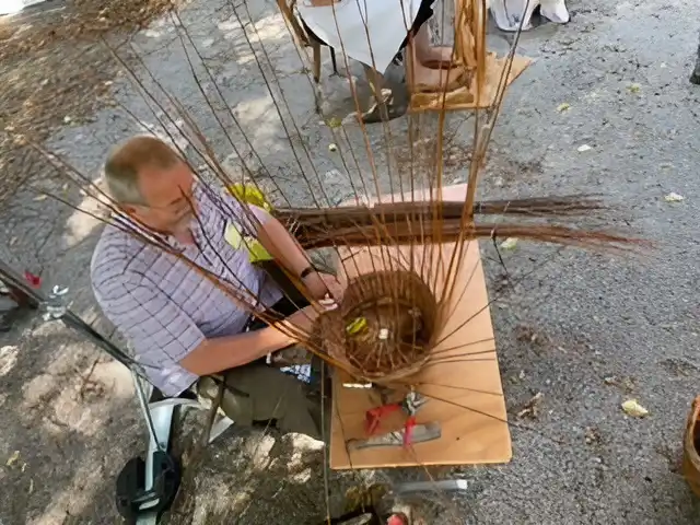 Korbflechter Diethelm Stallmann. Foto: Freilichtmuseum