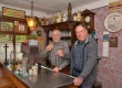 Karl-Heinz Kindgen und Rolf Kehl (v.l.) hinterm Tresen der Kleinen Kneipe im rheinland-pfälzischen Freilichtmuseum. Foto: Armin Seibert