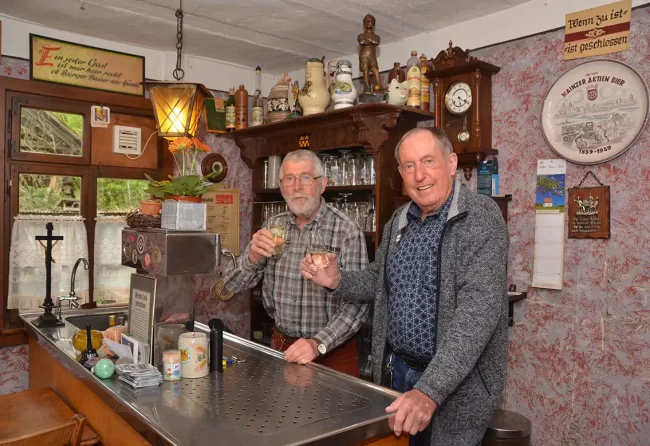 Karl-Heinz Kindgen und Rolf Kehl (v.l.) hinterm Tresen der Kleinen Kneipe im rheinland-pfälzischen Freilichtmuseum. Foto: Armin Seibert