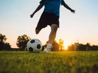 Fußballer kurz vor dem Abschuss, Ball im Vordergrund.