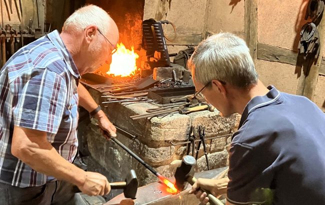 Museumsschmiede Priewe (links) und Stork am Amboss.