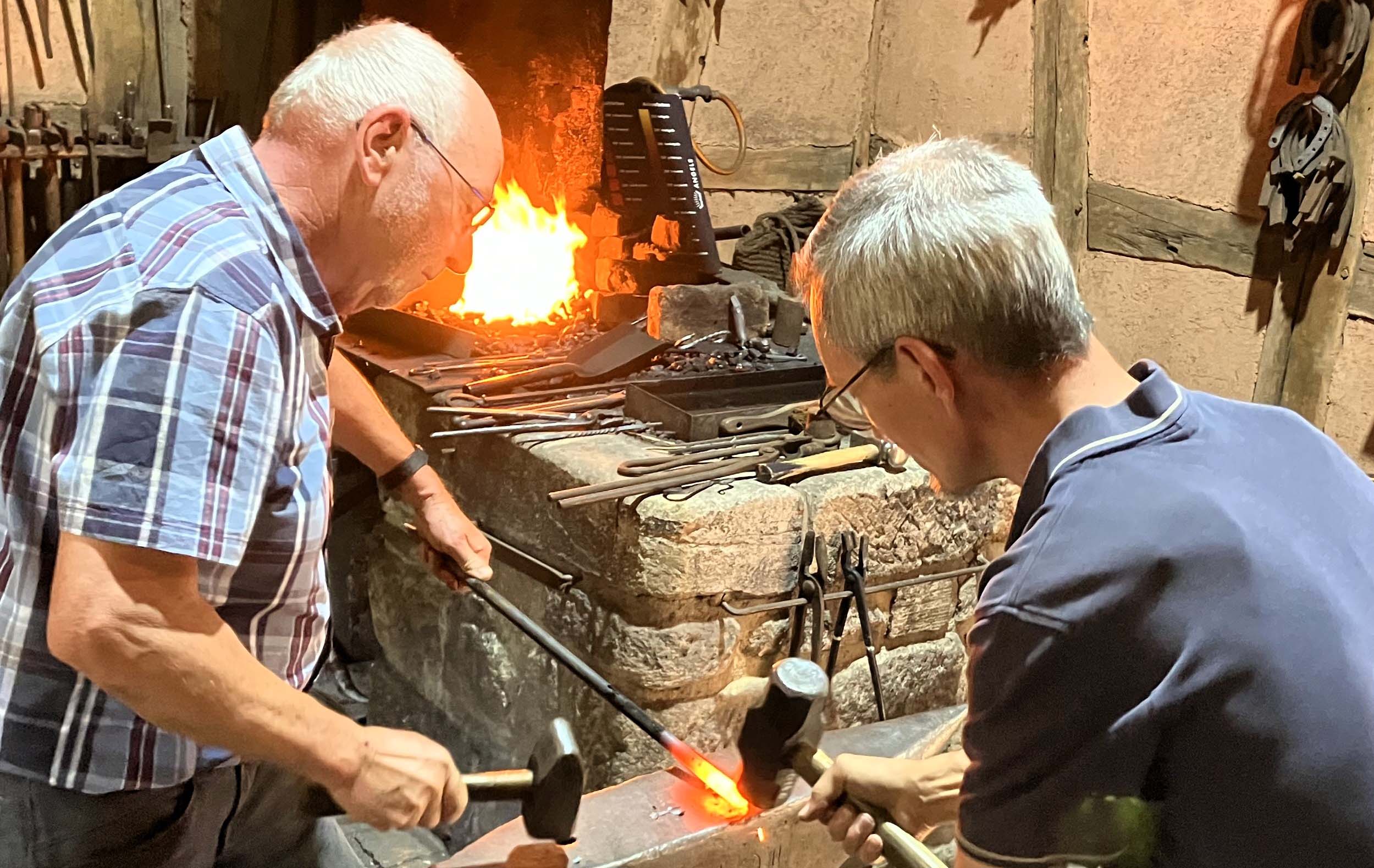 Museumsschmiede Priewe (links) und Stork am Amboss.