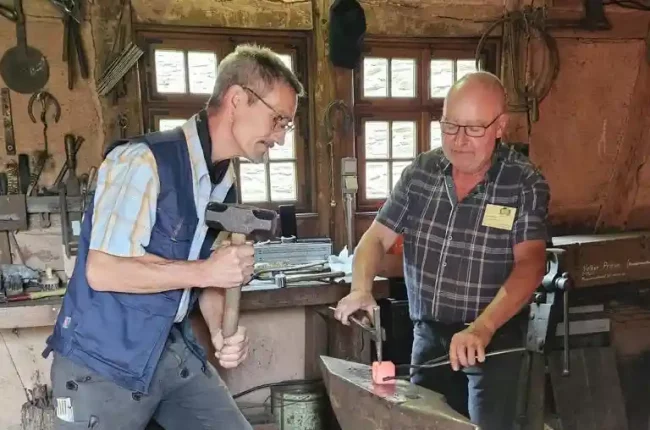 Zwei Schmiede im Freilichtmuseum