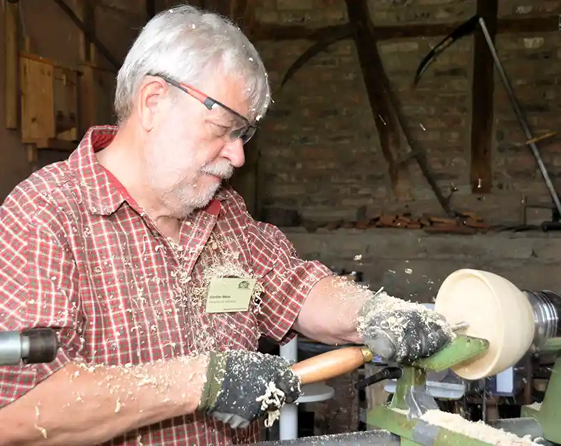 Günther Meise drechselt.