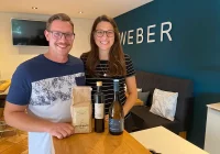 Laura Weber und ihr Partner Jonas Diener (v.r.)