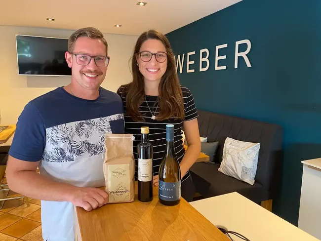 Laura Weber und ihr Partner Jonas Diener (v.r.)