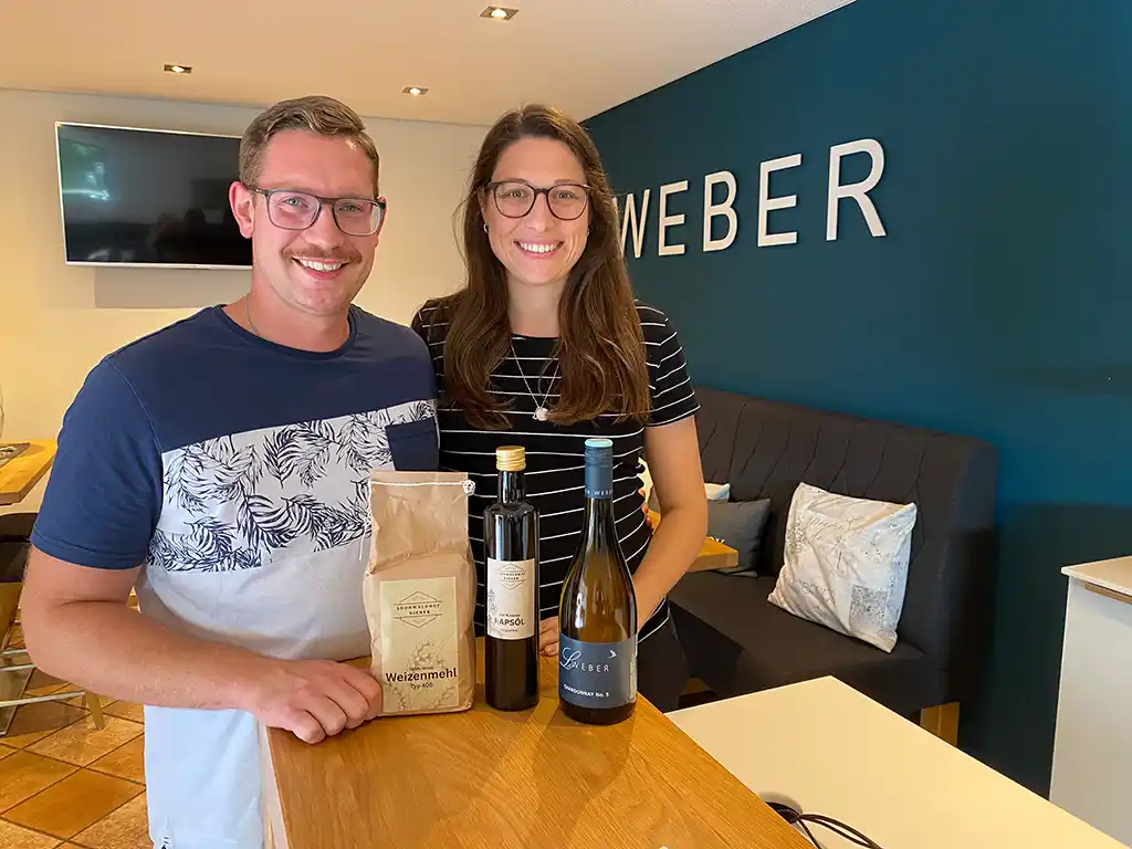 Laura Weber und ihr Partner Jonas Diener (v.r.)