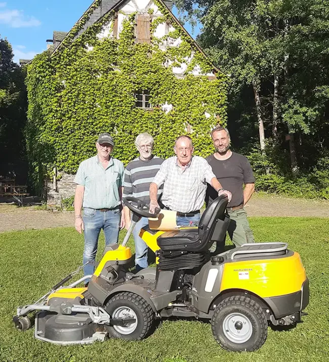Vorstand des Freundeskreises an Aufsitzrasenmäher