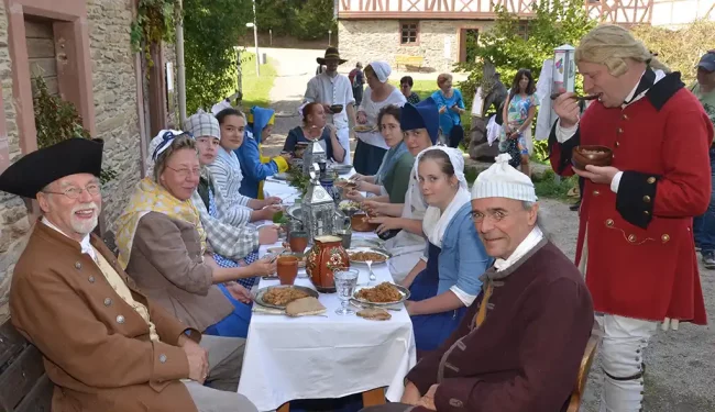 2. Hoahne-Feier im Moselhaus Ürzig. Nach abgeschlossener Traubenlese feiert das Regiment Deux Ponts zünftig.