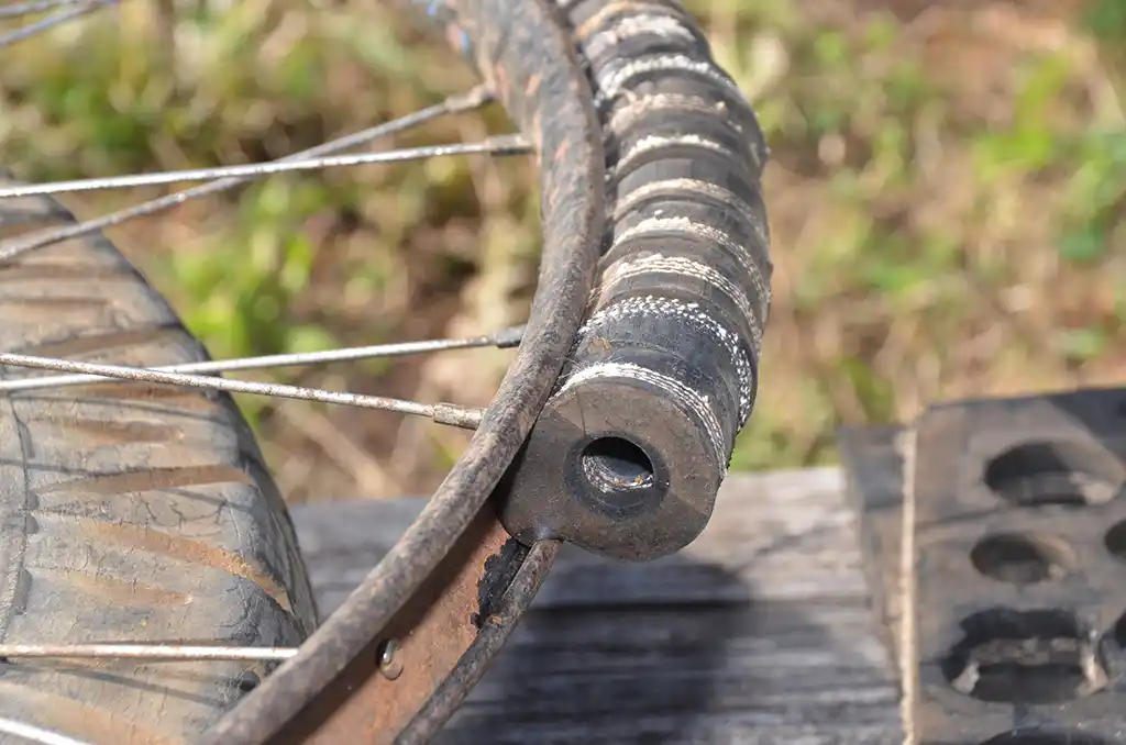 3. Mangelwirtschaft nach dem Krieg mit Kochen, Stricken, Basteln und Care-Paket. Dazu Bild von Julia Diendorf mit klapprig-rostigem Fahrrad.