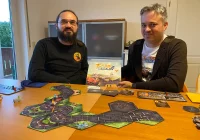 Matthias Klein und Steffen Müller präsentieren ihr Brettspiel Turbo Tiere. Foto: Simone Mager