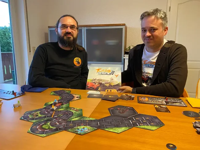 Matthias Klein und Steffen Müller präsentieren ihr Brettspiel Turbo Tiere. Foto: Simone Mager
